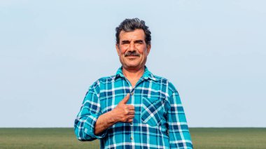 Portre mutlu olgun yaşlı adam gülümsüyor. Yaşlı çiftçi. Kendinden emin hisset.