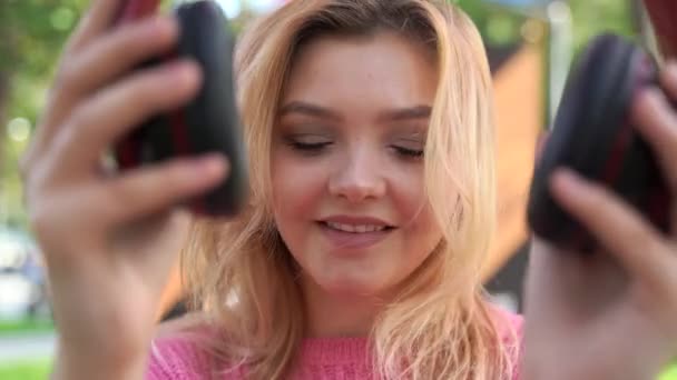 Jong amerikaans tiener meisje met behulp van hoofdtelefoon, luisteren naar muziek, — Stockvideo