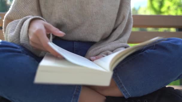 Sluit de vrouwenhand tijdens het lezen van het boek — Stockvideo