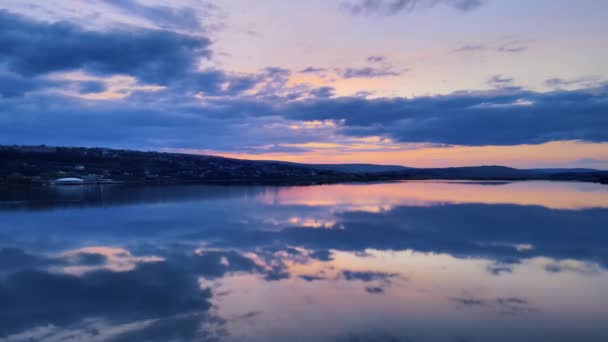 Puesta de sol roja sobre grandes lagos. Aerial drone shot of sun touching horizon on on Lake (en inglés). Cielo rojo, — Vídeo de stock