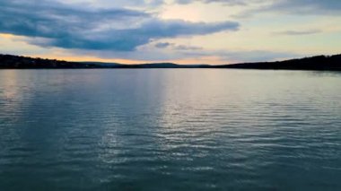 Hava görüntüsü video İHA 'sı bataklık ya da göl üzerinde uçar güzel bir gündoğumu ya da gün batımı gökyüzünde Sabahları inanılmaz doğa manzarası,