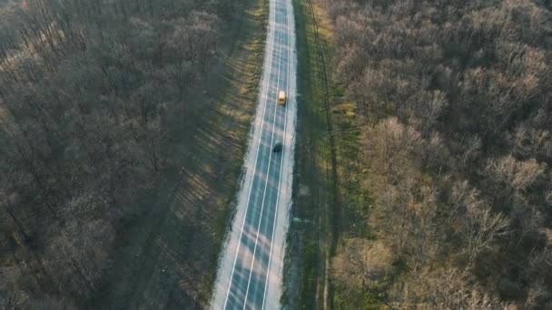 4K Vue aérienne sur la route droite avec voiture