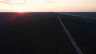 Asfalt yolda giden arabaların havadan aşağı 4k görüntüsü