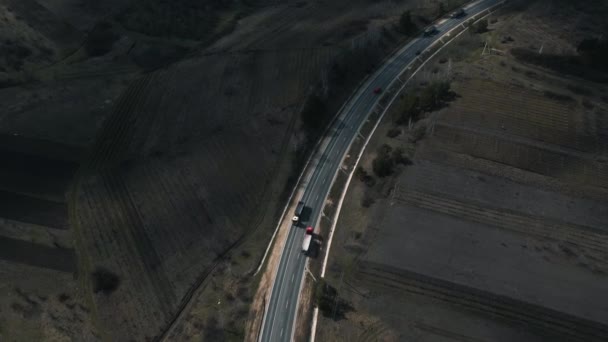 Dron letící nad dálnicí s řídícím SUV autem při západu slunce. — Stock video