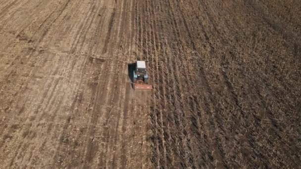 Luftfoto af en kraftfuld traktor. Landbrugsbegrebet – Stock-video