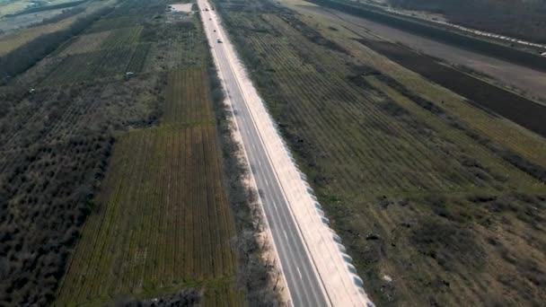 Wegen bouwen. Luchtvlucht boven nieuwe rijstrook in aanbouw. — Stockvideo