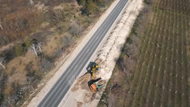 Vedere aeriană asupra noului drum de asfalt aflat în construcție — Videoclip de stoc