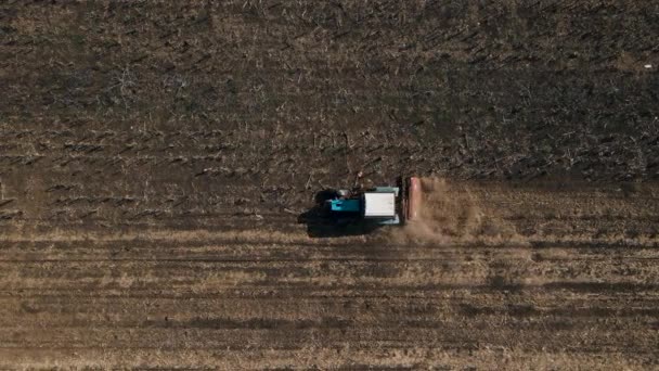 Luftaufnahme eines Traktors als Zugmaschine, Ackerfeld — Stockvideo