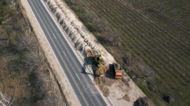 Yeni asfalt yolda havadan görüş.