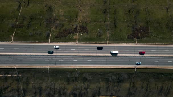Widok z lotu ptaka samochodów poruszających się po drodze. zwolniony ruch. Autostrada. — Wideo stockowe