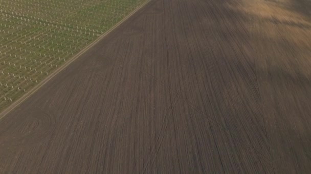 Vuelo sobre campos agrícolas de tierra cultivable, vista aérea — Vídeos de Stock