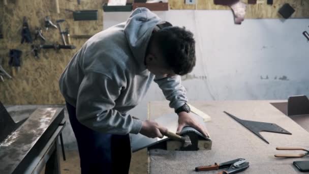 Professionel tinsmith arbejder med metal, værksted. – Stock-video