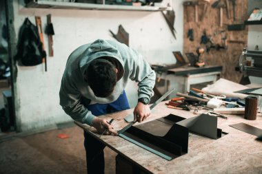 Atölyesinde metalle çalışan gerçek bir demircinin portresi.,
