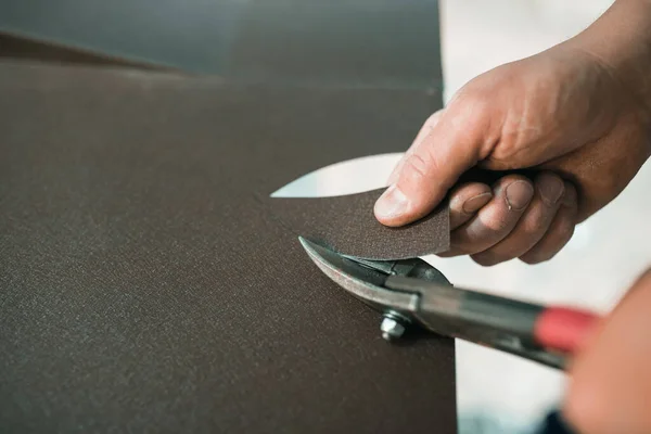 Primo piano di una mano operaia usare le forbici per tagliare la lamiera — Foto Stock