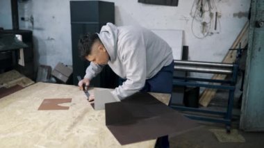 Atölyesinde metalle çalışan gerçek bir demircinin portresi.,