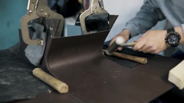 대장장이의 손을 사용하여 공방에서 망치를 사용하여 공장장을 닫는다 — 비디오