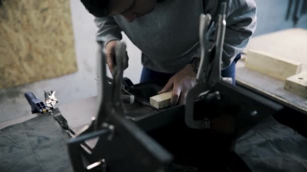 Close up pf en smed smed hænder bruge hammer arbejder i sit værksted – Stock-video