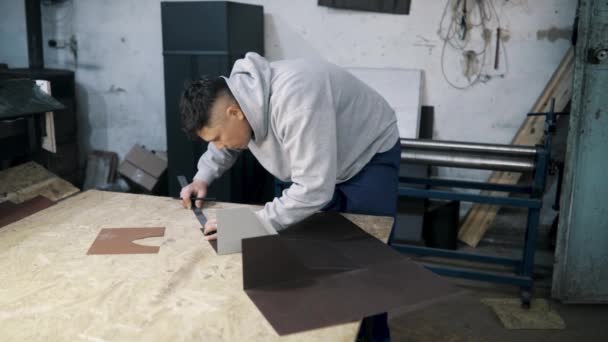 Portræt af en ægte smed smed af en mand, der arbejder med metal i sit værksted, – Stock-video