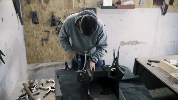 Herrero tinsmith utilizar martillo trabajando en su taller — Vídeos de Stock