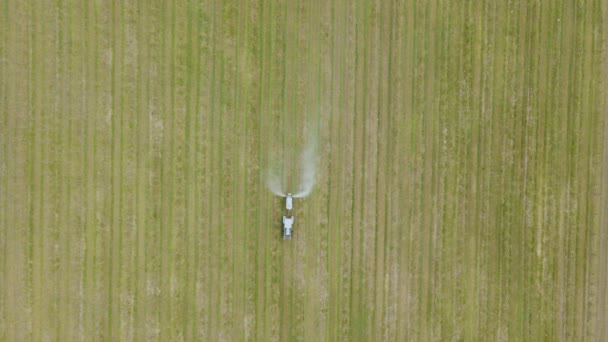 Vista aerea di un trattore che spruzza insetticida chimico o fertilizzanti agli alberi da frutteto — Video Stock