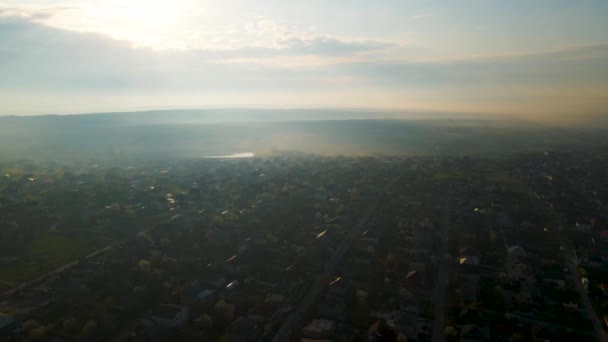 Vista aérea de la casa del pueblo y la tierra de la granja en la luz del sol de la mañana. — Vídeos de Stock