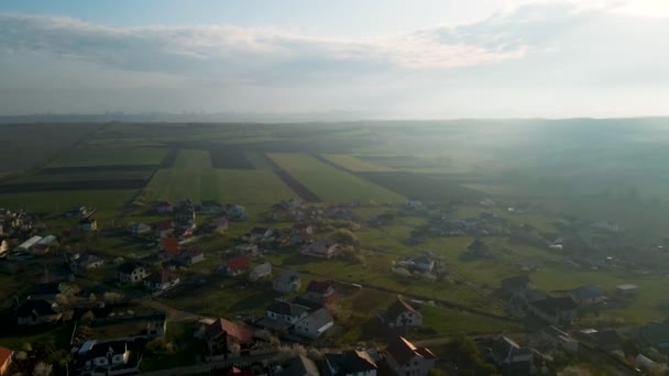 Vanuit de lucht uitzicht op het platteland met dorp en landbouwgrond op prachtige — Stockvideo