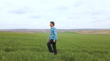 Genç Yeşil Buğday Tarlası ve İnceleme Ürünleri 'nde kıdemli çiftçi