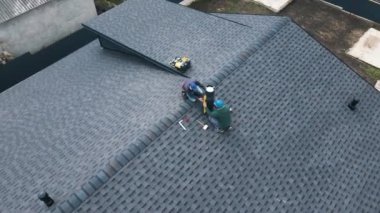  İnşaat işçileri baca ve inşaat konsepti kuruyor.