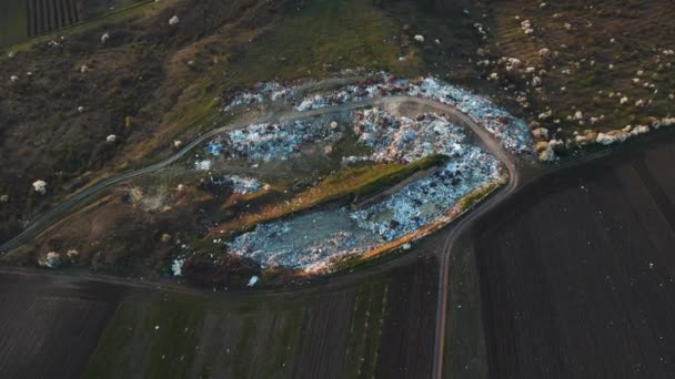 Вид на повітряний дрон великого сміттєзвалища біля сільськогосподарських угідь , — стокове відео