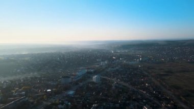 İHA 'lar sabah güneş doğarken şehrin üzerinde uçuyorlar., 