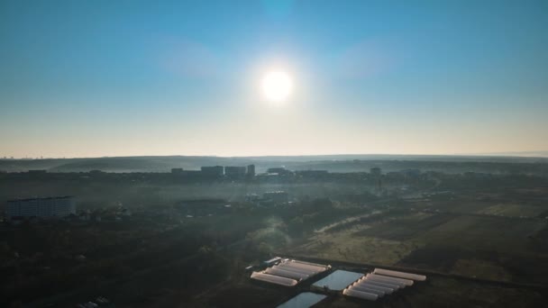 Veduta aerea dei sobborghi della città all'alba della mattina di primavera. — Video Stock