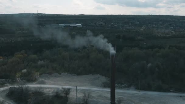 Luftaufnahme der hohen Schornsteine des industriellen Rauchs vor dem Hintergrund der Natur — Stockvideo