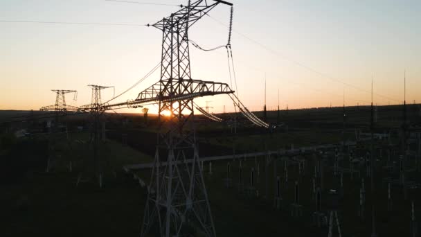 Bovenaanzicht van hoogspanningsleidingen. Elektriciteitsdistributiestation bij zonsondergang. — Stockvideo