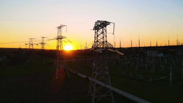 Silueta Torre eléctrica de alto voltaje al atardecer y cielo al atardecer. — Vídeos de Stock