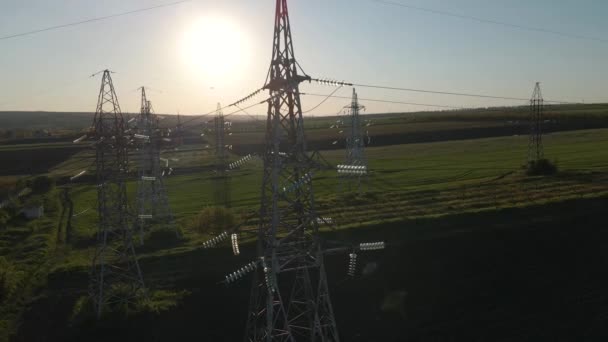 Gün batımında yüksek voltajlı elektrik hatlarının havadan görüntüsü. Elektrik dağıtım istasyonu — Stok video