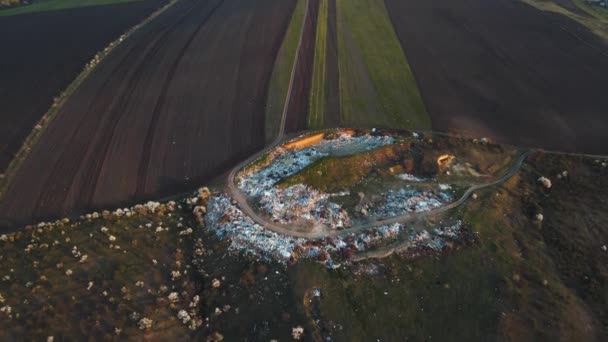 Zicht vanuit de lucht op grote vuilnisbelt bij landbouwgrond, — Stockvideo