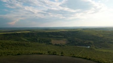 Bir bahar günü kırsal kesimde bir tarım alanının havadan görünüşü.