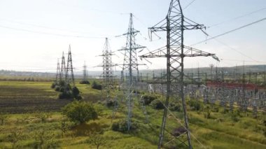 Hava sineması insansız hava aracı sinekleri buğday tarlası ve yüksek voltajlı elektrik kuleleri üzerinde yükseliyor.