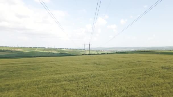 4K luchtfoto van High Voltage Power Lines op het platteland met verbazingwekkende blauwe lucht en wolken — Stockvideo