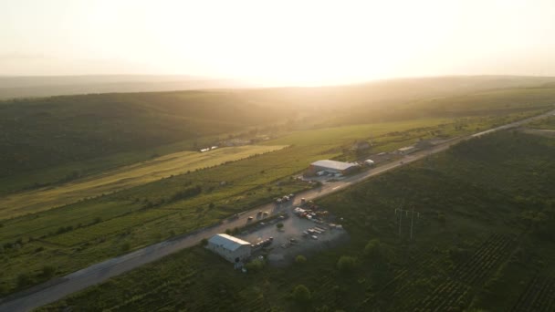 4K luchtfoto van de snelweg op het platteland met auto-infrastructuur. — Stockvideo