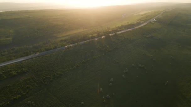 Letecký pohled 4K drone let nad dálnicí, která křižuje — Stock video
