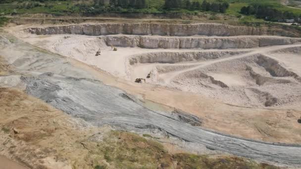 Der Flug der Drohne über einen Steinbruch aus Sand und weißem Stein, — Stockvideo