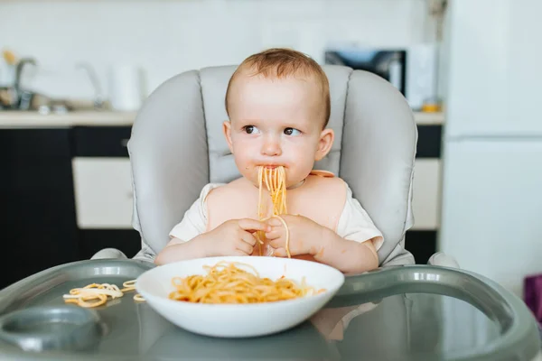 Bambino bambino divertente con pasta fatta in casa e salsa di pomodoro. — Foto Stock