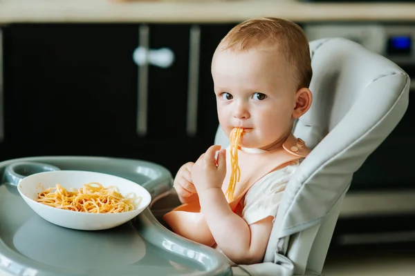 Casa in cucina ragazzino ragazzo mangiare spaghetti — Foto Stock
