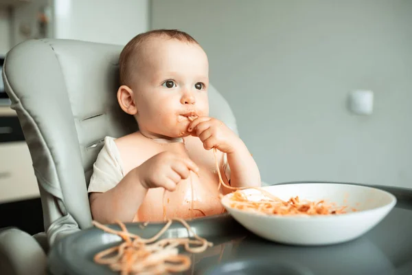 Sana colazione vegana, gustosa pasta con salsa rossa viene mangiato da un bambino molto bello e carino — Foto Stock