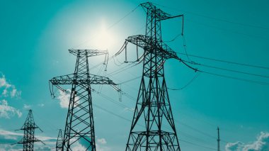 Yüksek voltaj direği. Yüksek voltaj kulesi gökyüzü arkaplanı.