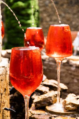 büyük kırmızı gözlük çeşme dekorasyonu