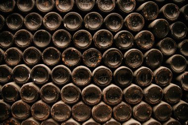 Tozlu mahzenlerde eski şarap şişeleri