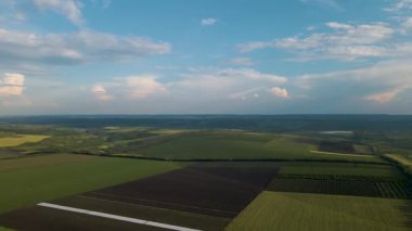 İlkbaharda ekin ekmeye hazırlanan tarladaki tarlaların hava görüntüsü.