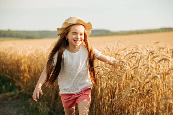 Niño feliz con sombrero en la cabeza pasa su infancia en el campo, —  Fotos de Stock